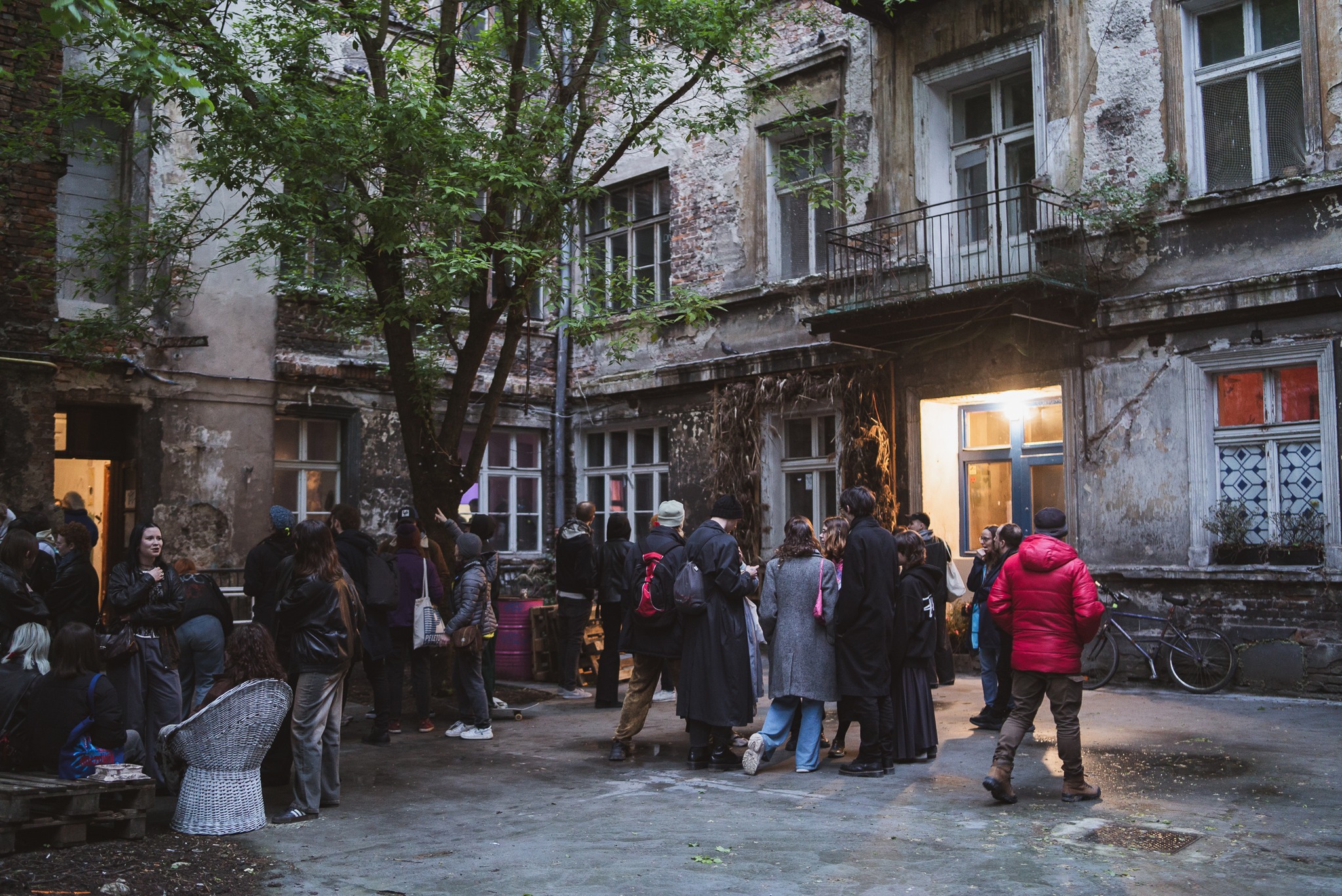 Zdjęcie przedstawiające dziedziniec KMWTW wraz z budynkami i drzewami.